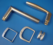 Brass handles and zamac fashion accessories smoothed with Vibrodry process