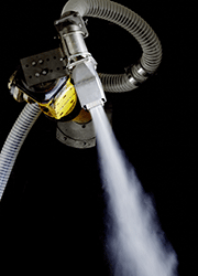 As the steam jet exits the nozzle, a jacket of high-speed hot air first bundles and concentrates the jet and then directs it at the surface to be cleaned