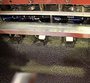 The robot picks up four work pieces at a time from the conveyor belt and runs them through the process steps, degreasing, HFF, rinsing and blow-off.