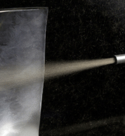 Peening of the leading edge of a turbine blade