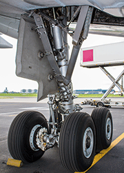 Photo 4: Landing gear for commercial aircraft; length > 2,500 mm (98