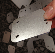 Dry finishing of aluminium laser-cut parts with suitable abrasive media in polymer