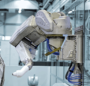 The 13,000th robot manufactured by Dürr will be painting the interior of vehicles at GM in Korea. With its seven-axis kinematics, it can reach even difficult-to-access places effortlessly