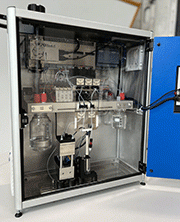 The methods available for determining the actual cleaner concentration are titration, pH value, conductivity, and surface tension measurement, while bath contamination can be detected by means of fluorescence and conductivity measurements. The measurement methods can be combined as required, and additional functions or new measurement methods can be easily integrated.