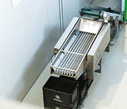 In the three-stage separation section, O-rings and other moulded parts are separated from gating and overflow material