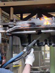 Online-cleaning of a hot ingot mould